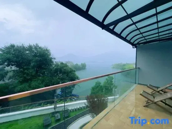 Huangshan Mountain and Lake Island Homestay