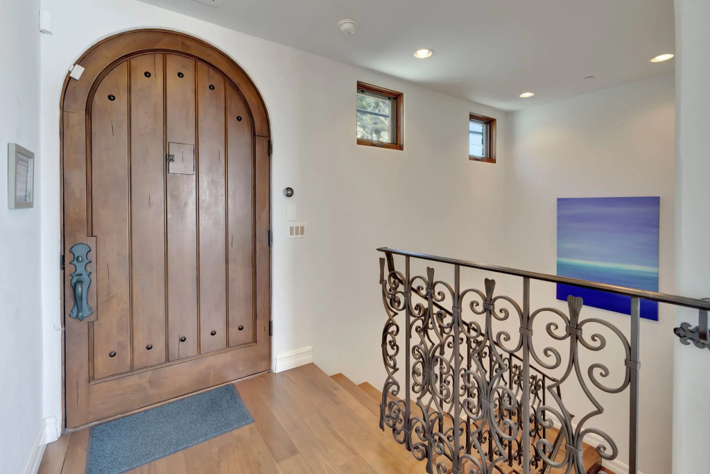 Malibu Beach House Bliss by AvantStay | Beachfront + Private Beach Access, Malibu