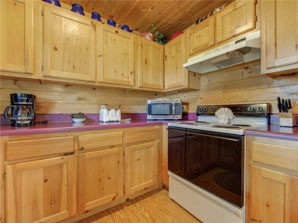 Bear Tracks - Two Bedroom Cabin