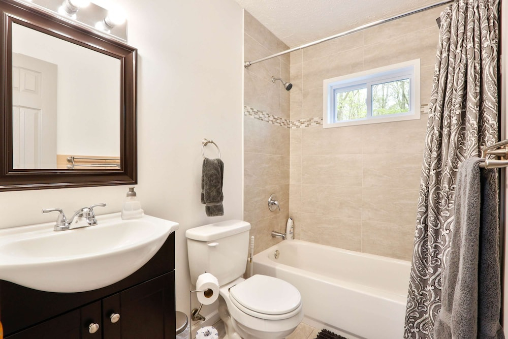 Charming Chalet w Hot Tub King Suite Dog Friendly