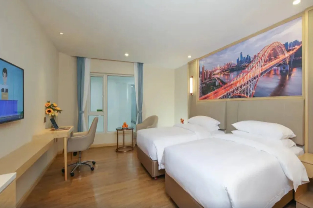Vienna Hotel (Chongqing Nanping Nanbin Road Metro Station Branch)