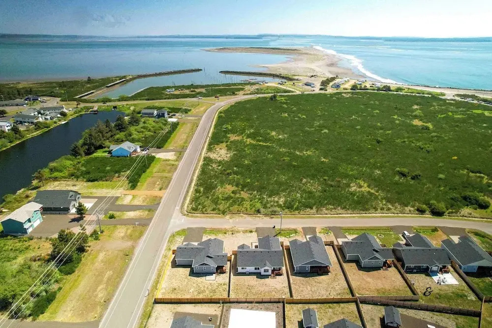 Ocean Shores Home w/ Game Room - Walk to Beaches