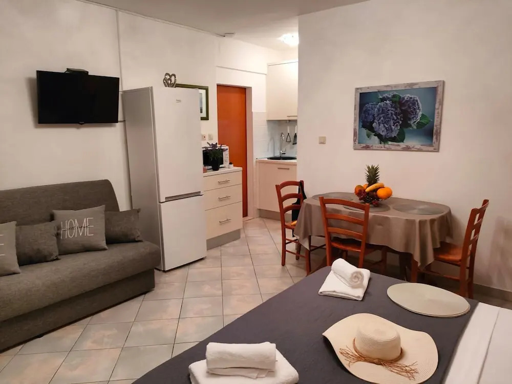 A2 Beachfront apt With big Terrace and sea View