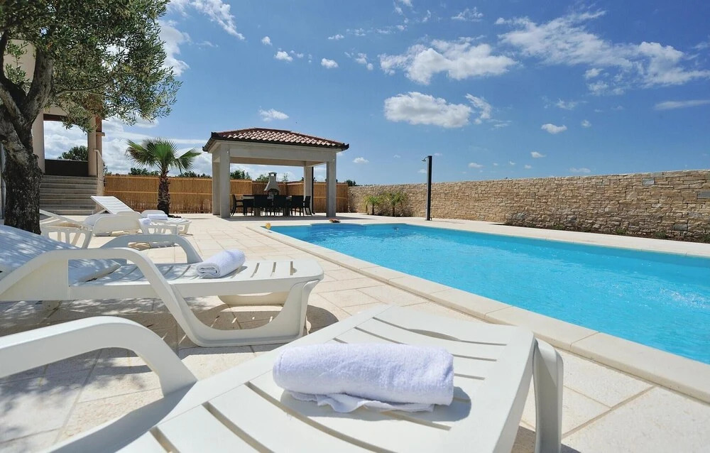 Beautiful Home in Pridraga With Wifi and 5 Bedrooms