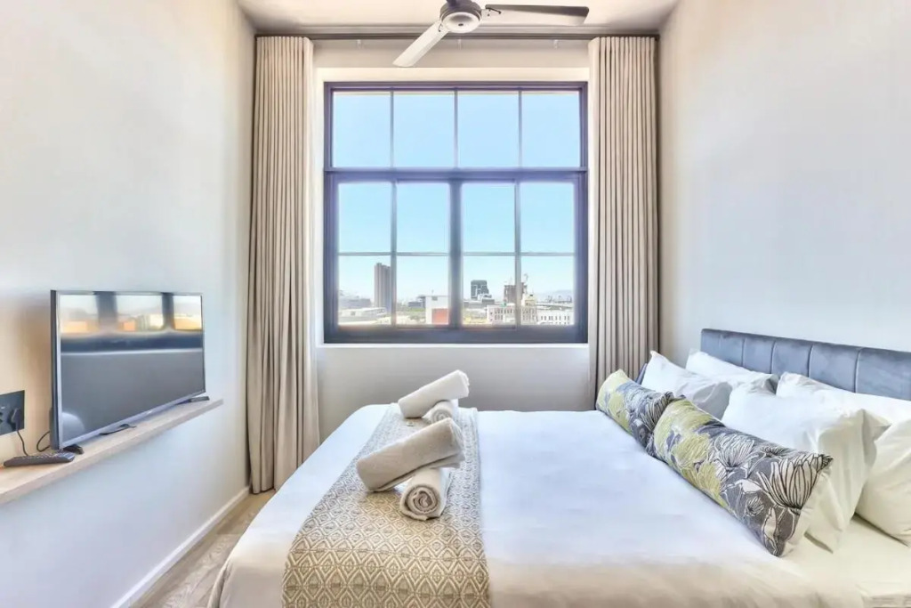 Upmarket East City Apartment w views