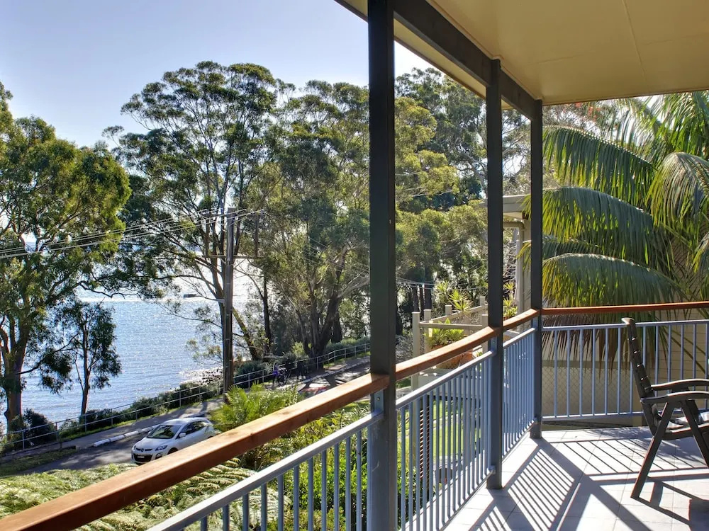 Baggies On Dutchies, 9 Burbong Street - Large pet friendly house with spectacular waterviews, Wi-Fi and air con