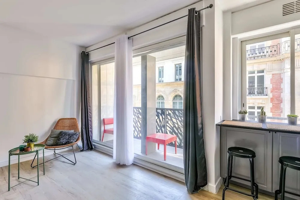 Charming 2 Room Apartment With Balcony - Paris 8ème