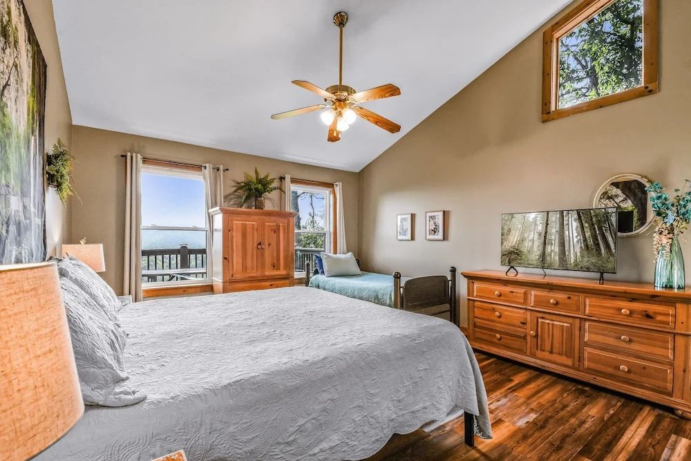 Roundtop Mountain Ridge 2 Bedroom Cabin by RedAwning