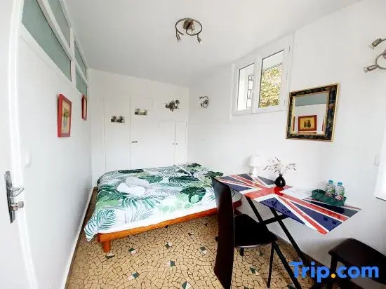 Shared appartement with 3 private rooms terrace garden parking 600m RER B