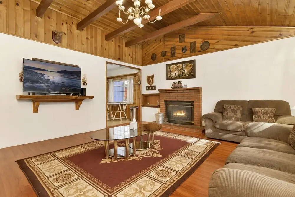 2222-cozy Summit 4 Bedroom Home by RedAwning