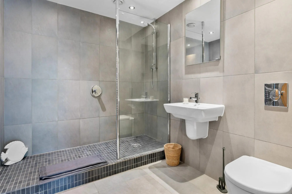 A7 Masts - Striking beachside apartment with beautiful sea views, private balcony and secure parking