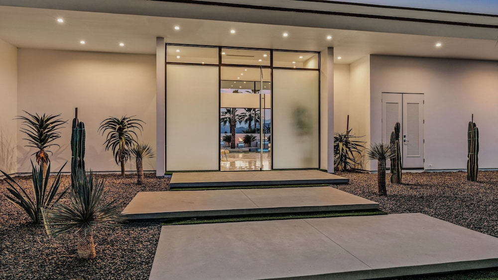 Sleeps 25 2 Luxury Villas w/ Pool + Spa, Putting Green Bravo by Avantstay