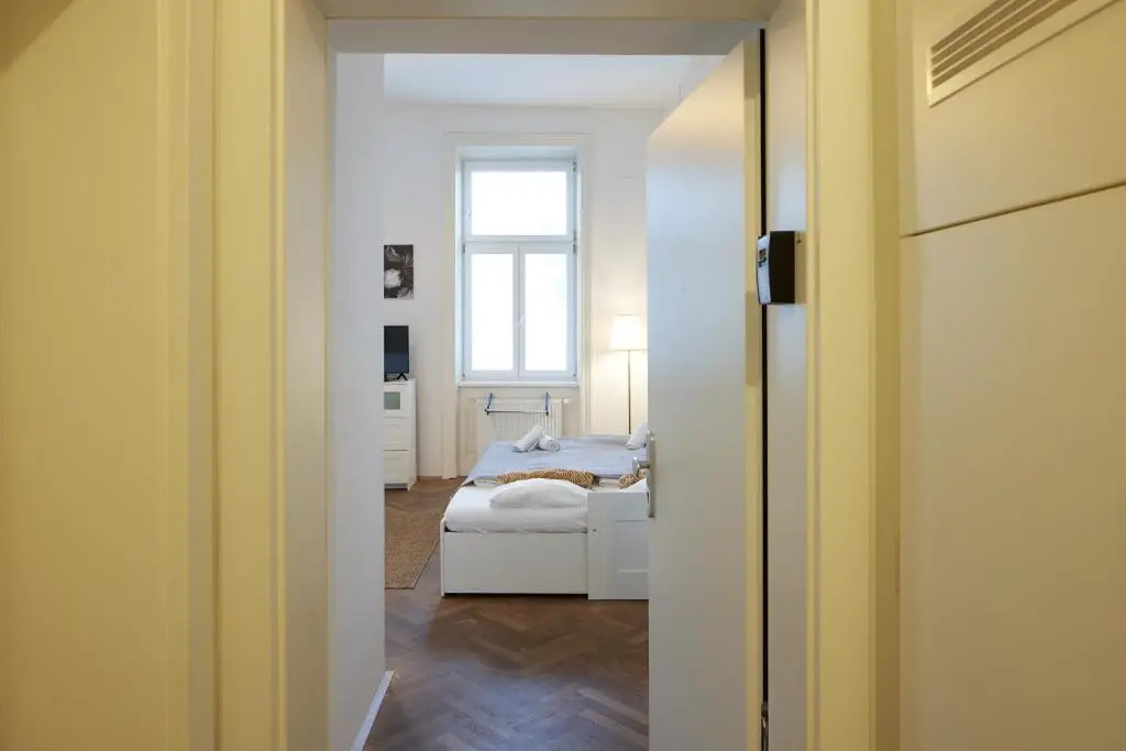 Nice Studio Close To Metro III (Adults Only)