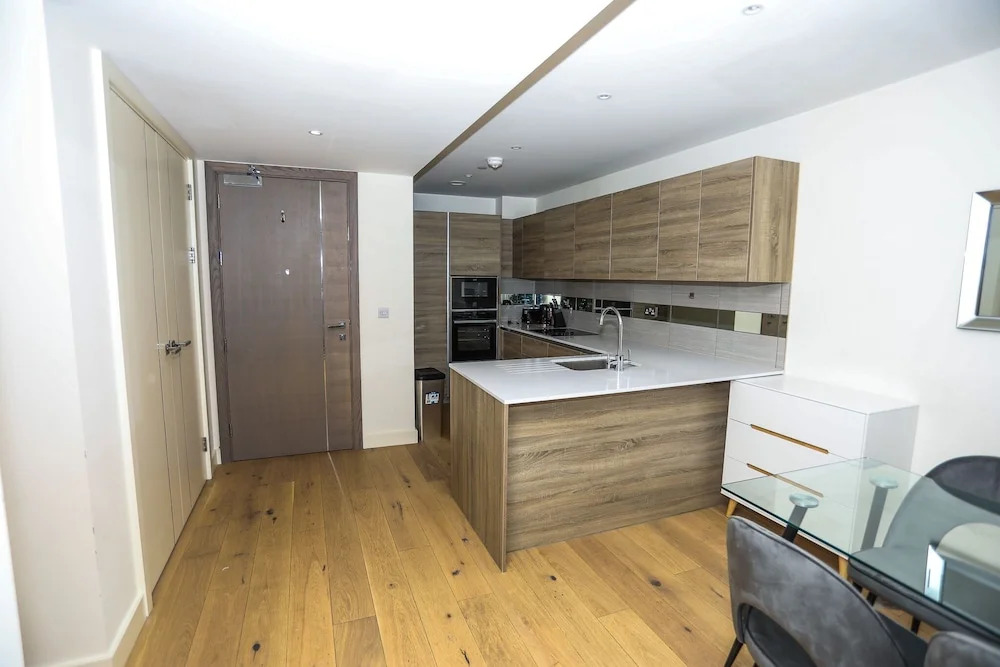Docklands Stunning 2 bed Apartment London