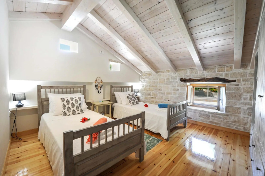 Leonora House by PaxosRetreats