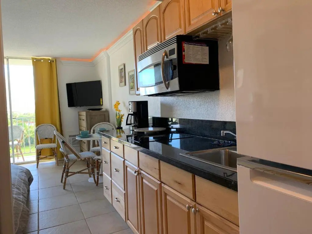 Your Little Piece of Paradise Pool, BBQ & Wifi at Inn on the Park 613
