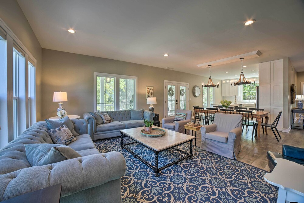 Bright & Airy Home: Chef's Kitchen & Pro Decor!