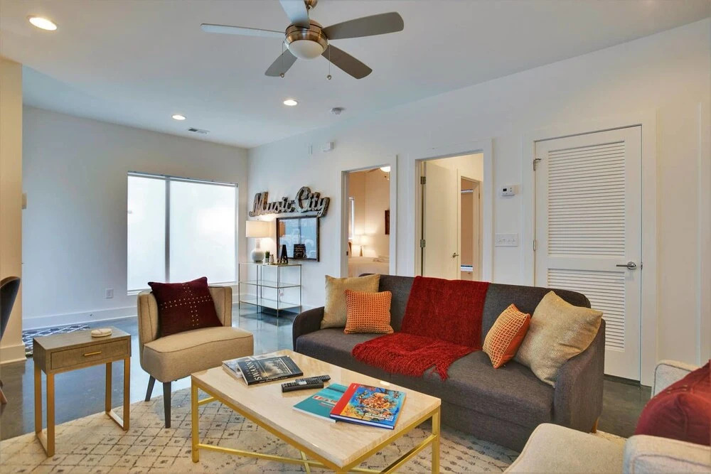 Modern 8bed/4ba Home w/ Roof Deck & Grill by Domio
