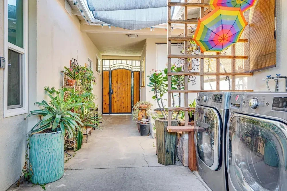 Explore Shops, Eats & Entertainment! Pasadena Apt
