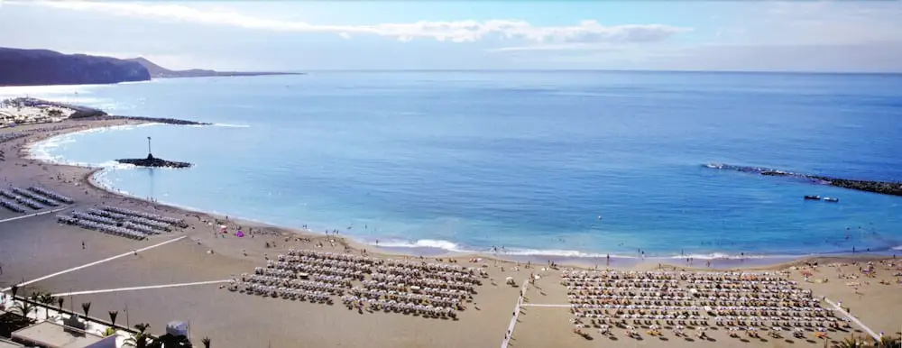 The Midpoint Apartment, Coastal Life Between the Two Beaches