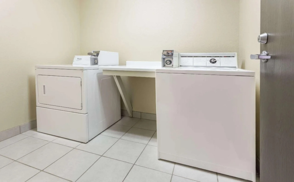 Days Inn & Suites by Wyndham Kaukauna WI