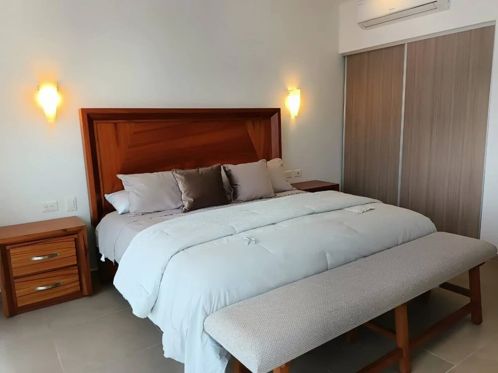 One Bedroom, Great Location Steps From the Beachh, Beautiful Roof Top View!