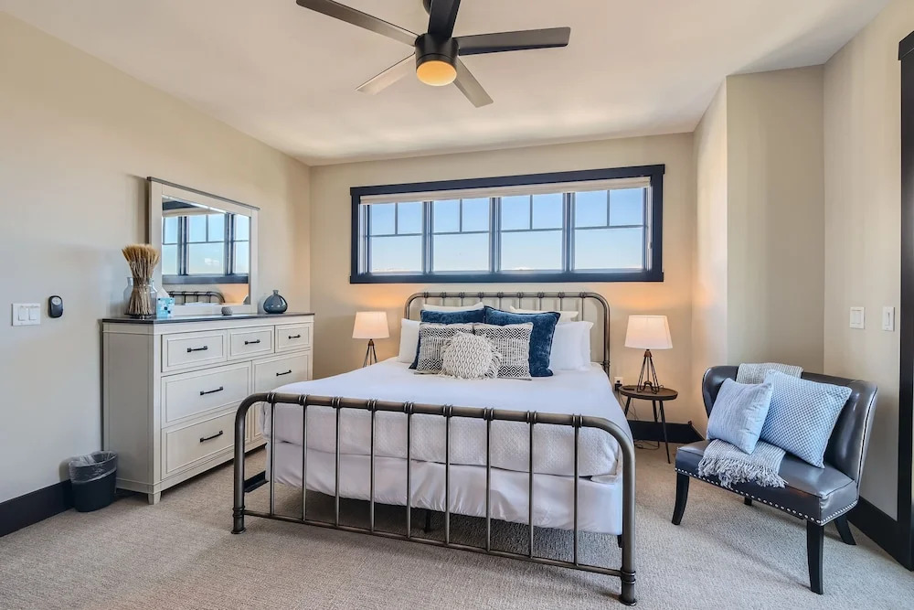 Blackstone Mountain Retreat #21! Walk To The Lifts! 4 Bedroom Apts by RedAwning