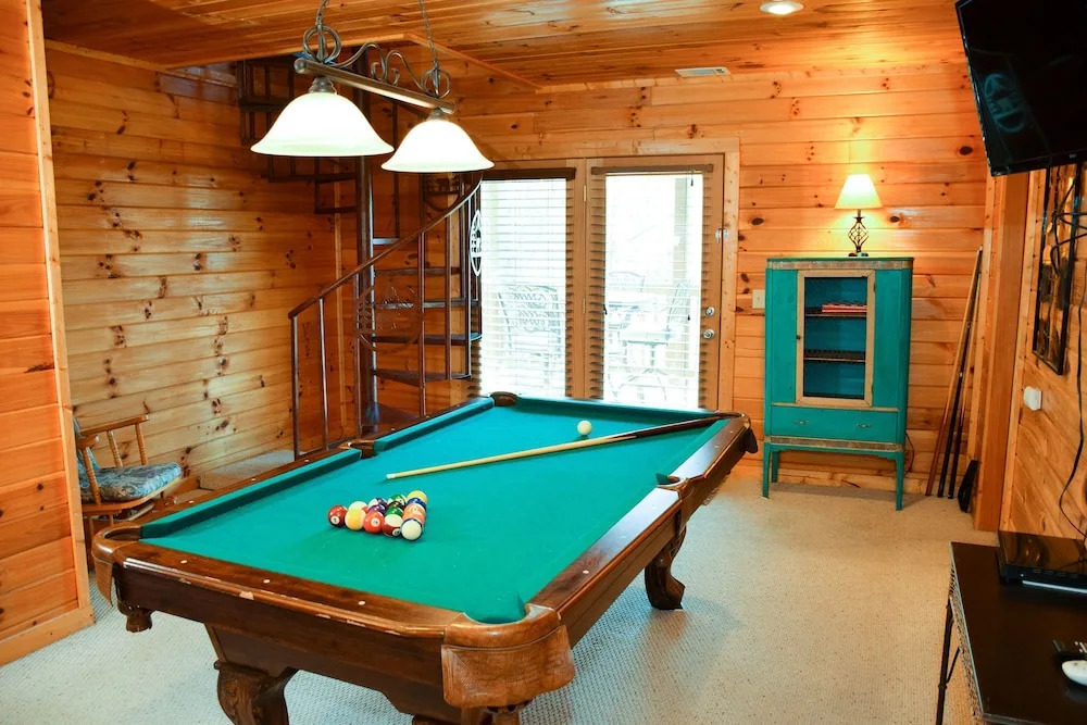 BEAR HINEY HANGOUT - 2 Br Cabin