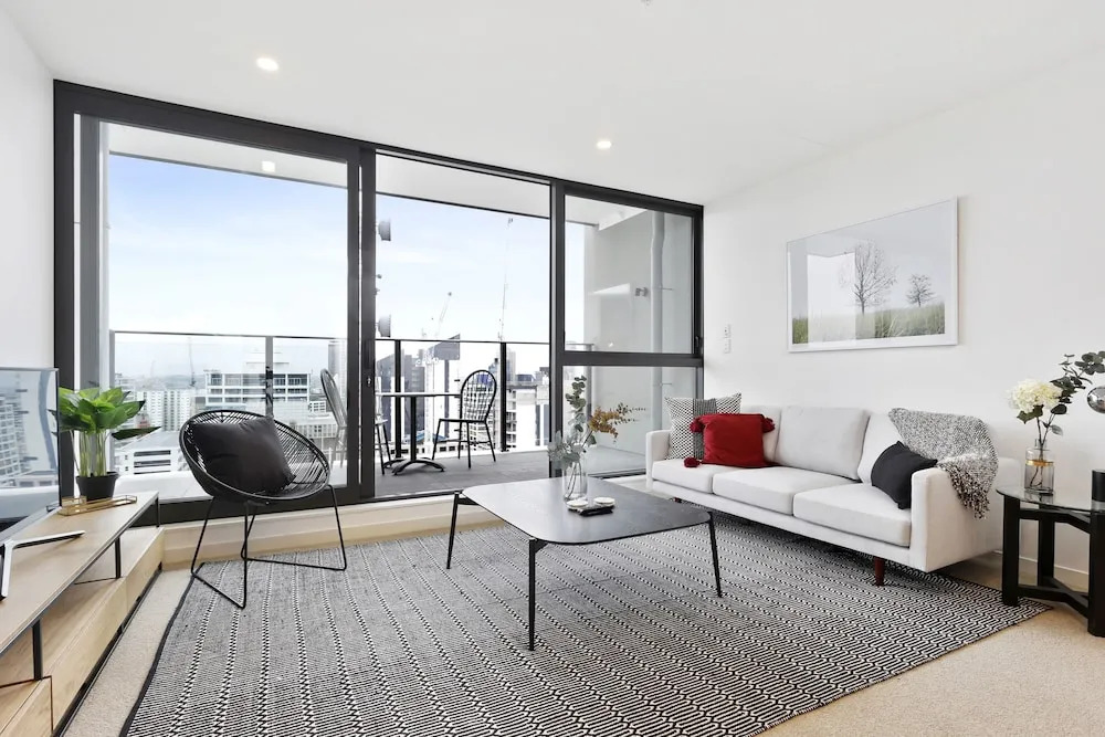 Newly refurbished penthouse apartment w carpark!