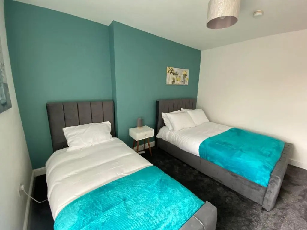 Stylish 2 bed apartment sea front location suite 3