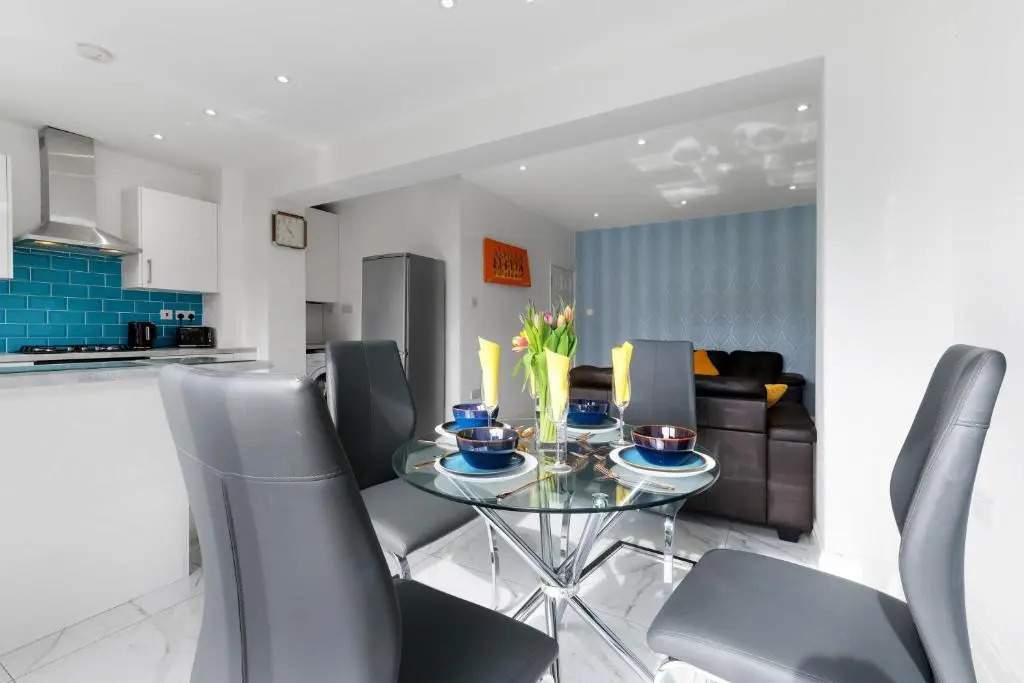 Harrow Hse 3 Bedrooms 2 Bathrooms Off Road Parking