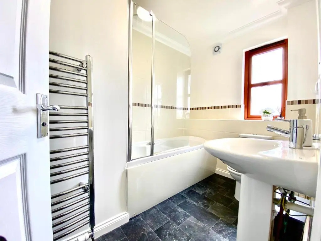 100 Thornhill Drive, Elgin (Adults Only)