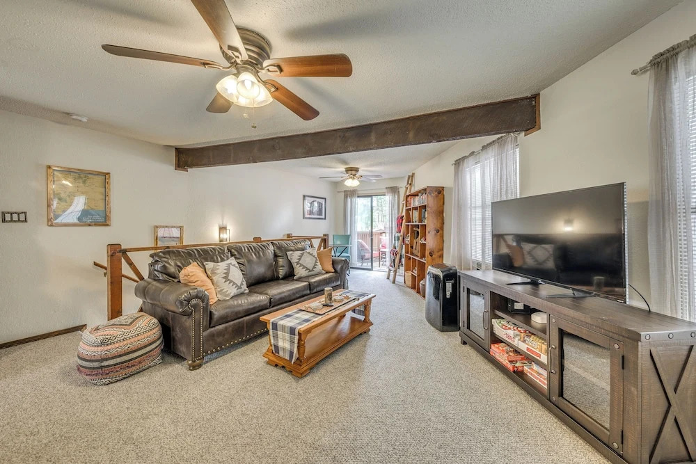 Ruidoso Home w/ Balcony ~ 16 Mi to Ski Apache!