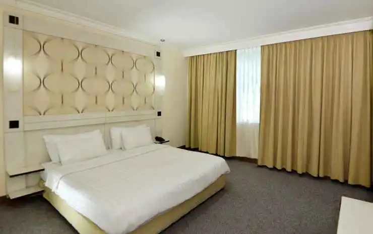 RedDoorz Premium at Hotel Ratu Residence