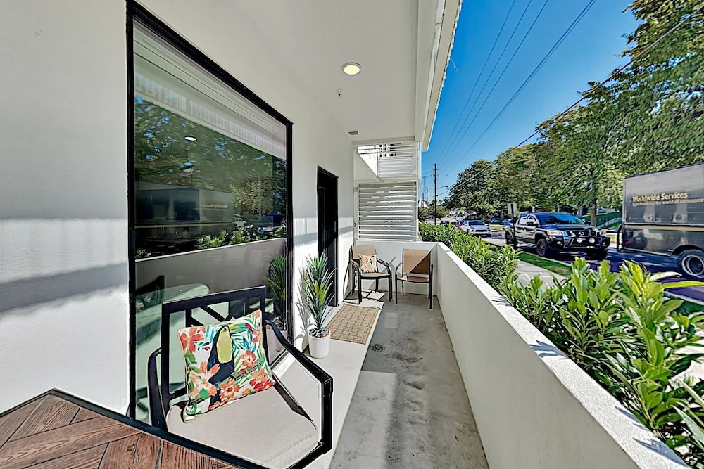 Illume Resort-style Community Gourmet Kitchen 1 Bedroom Condo