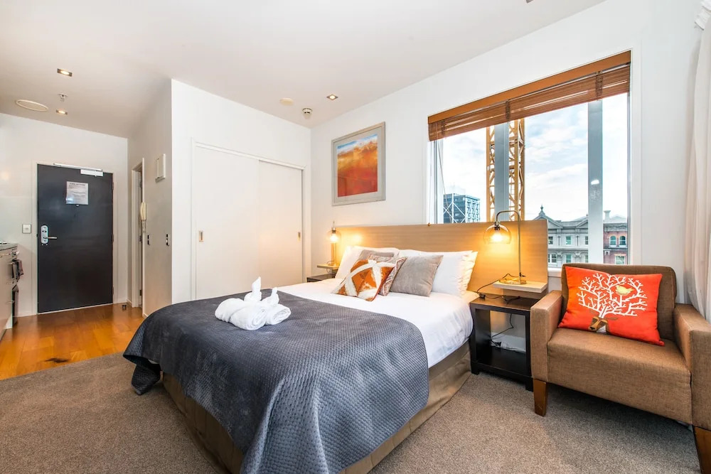 JHT - Studio, Britomart, TV, Balcony