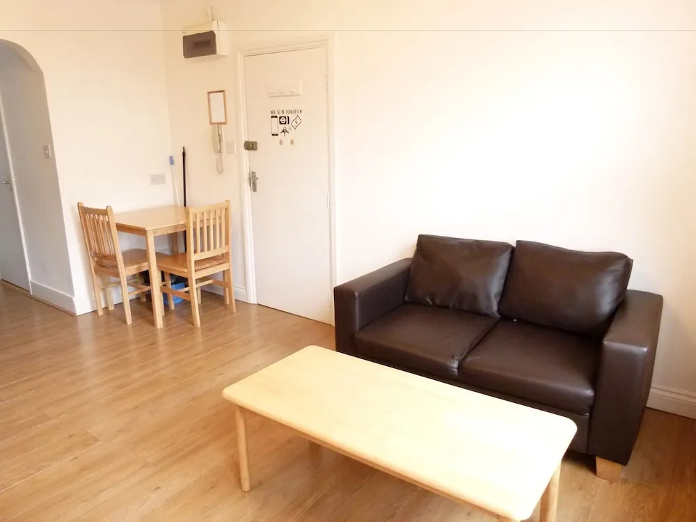 SS Property Hub - Family Apartment in Kensington