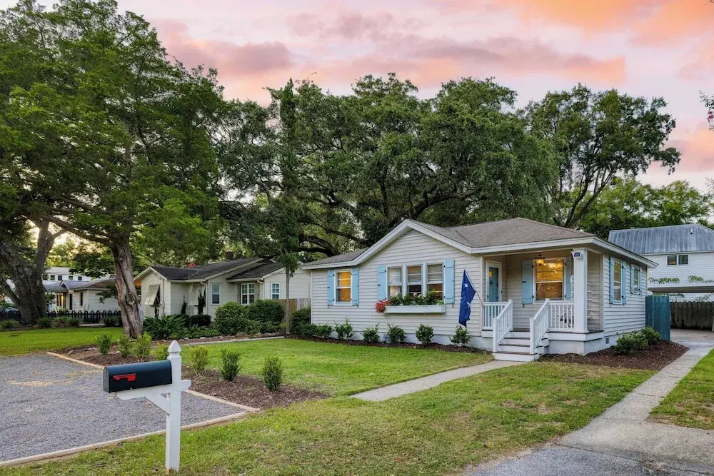 The Powder Cottage by Avantstay Heart of Old Mt. Pleasant Near Sullivans
