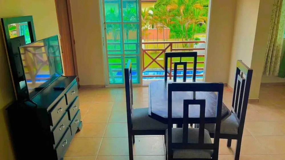 Lovely 2 Bedroom Condo With Pool And Hot Water