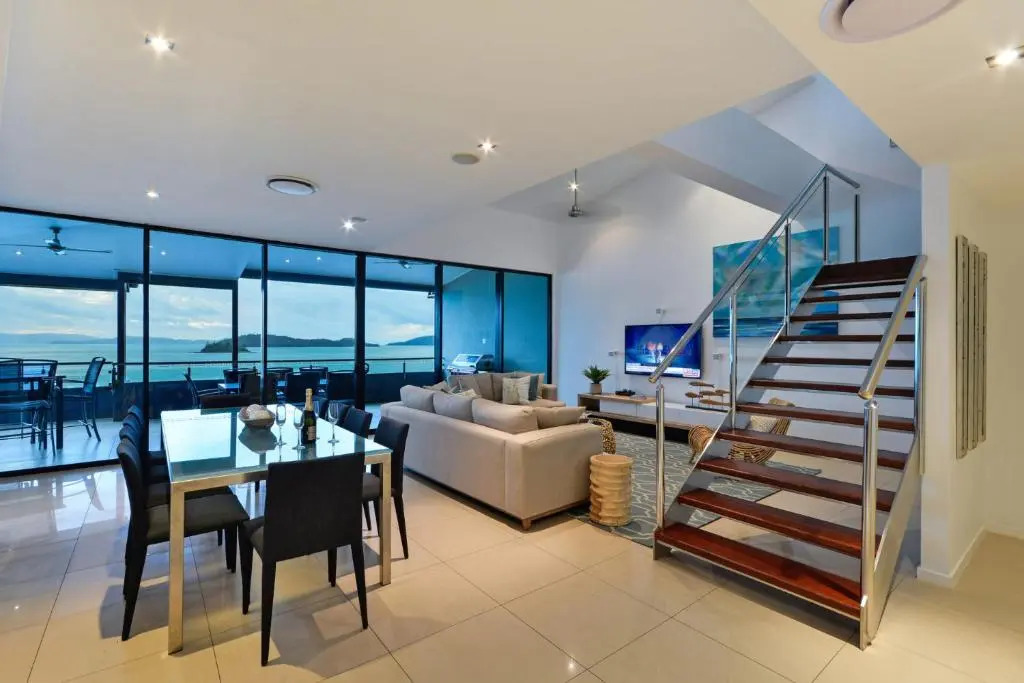 Edge 12 Hamilton Island - Oceanfront villa with buggy