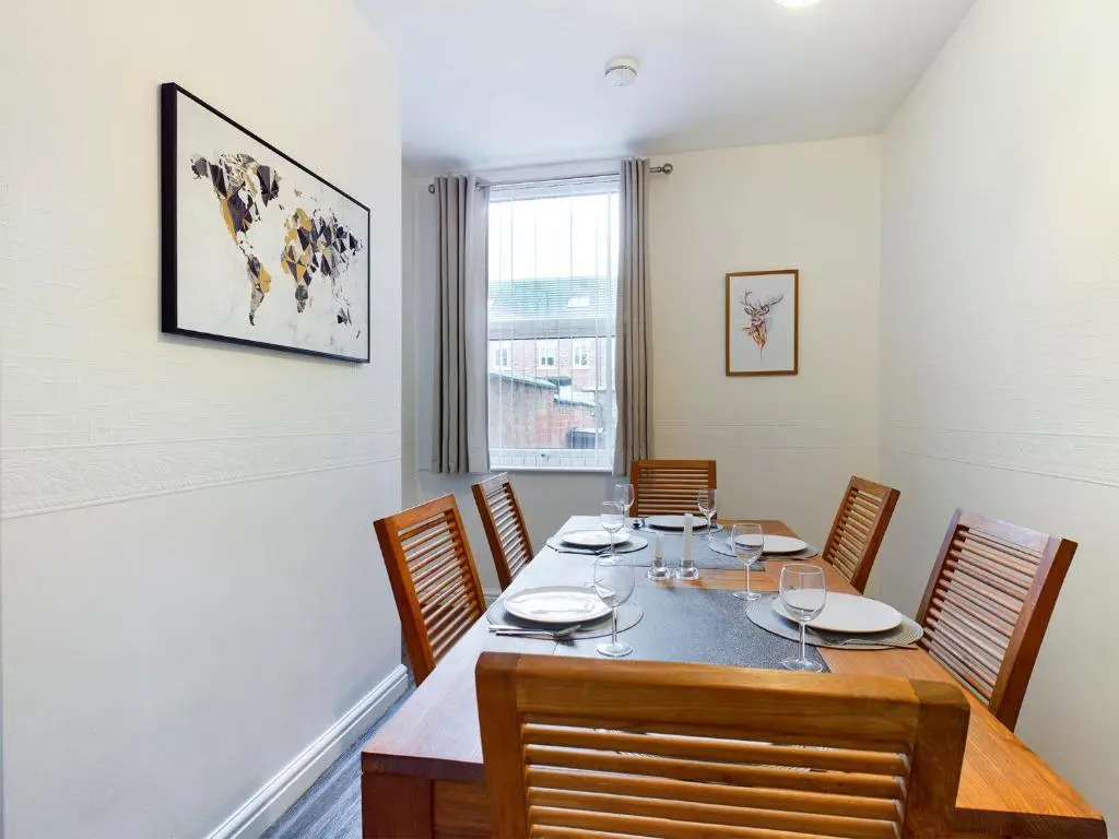 Cheerful 3 bedroom home with free parking and WIFI