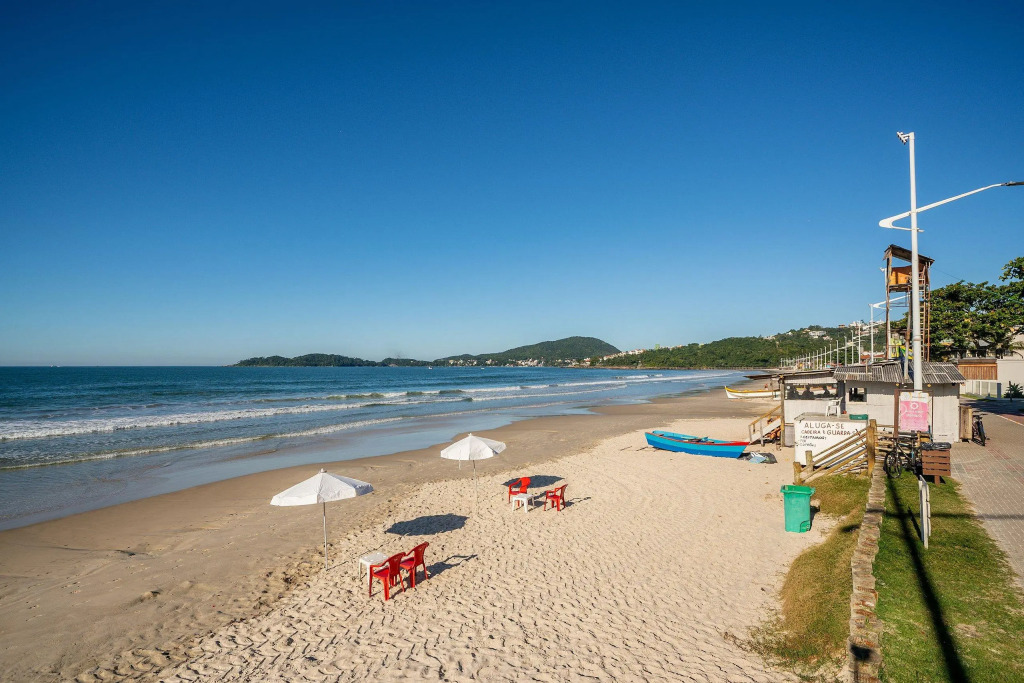 Apto 2Q com suíte 100m do mar em Bombas ROR0001