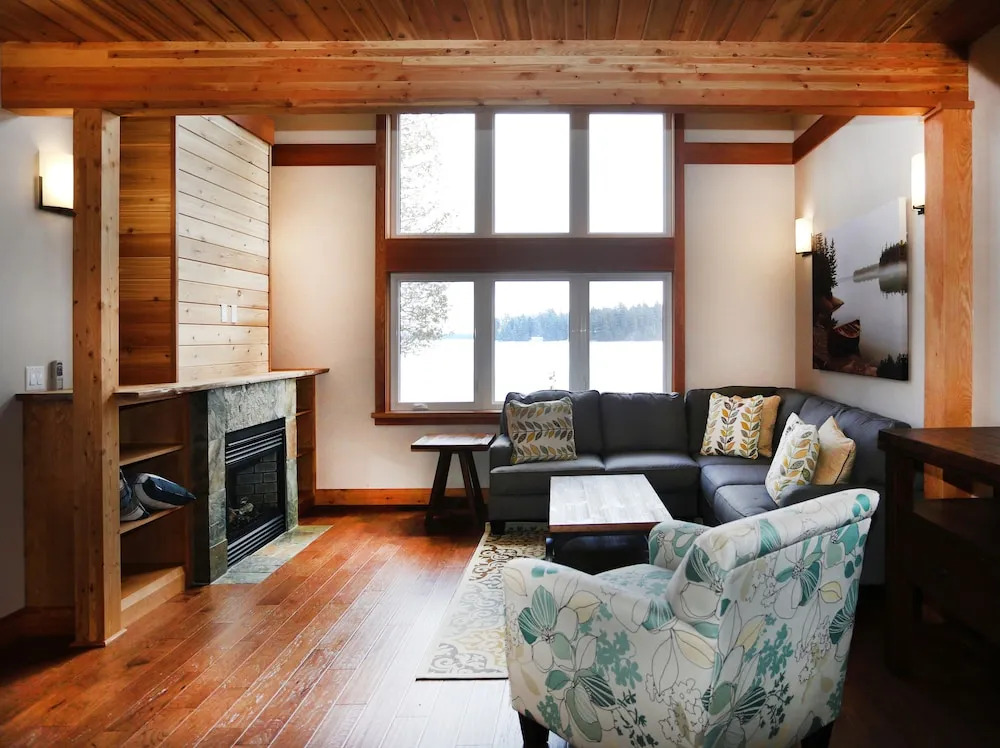 Lakefront Cottage with Stunning Lakeview