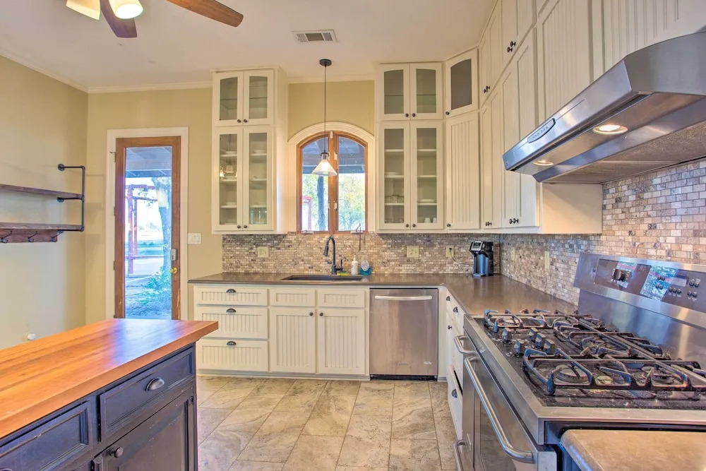 Charming Gainesville Retreat: Barn, Horses Welcome