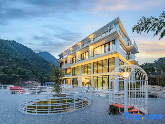 Yaojia｜Township see cloud bamboo Valley river hot spring guest house