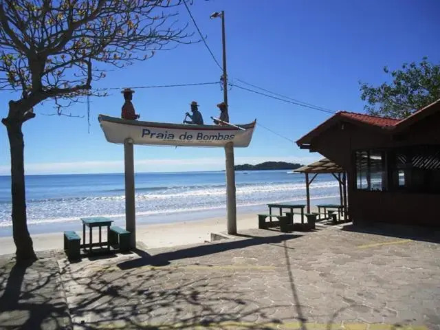 Ap 7 pessoas-1 quadra do mar, na avenida de Bombas