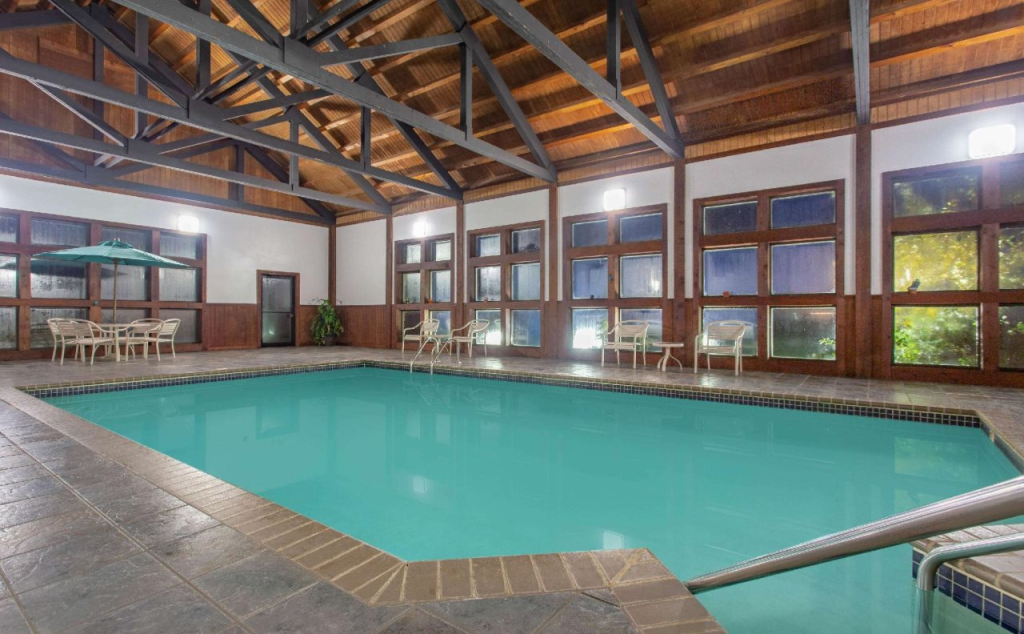 Coratel Inn & Suites by Jasper Black River Falls, WI