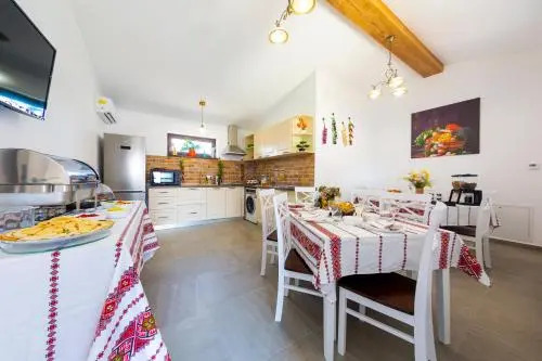 Casa cu Nuc