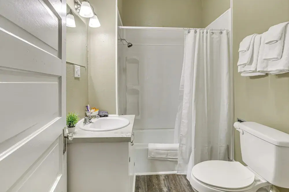 Historic District Haven! Walk Downtown + Fast Wifi