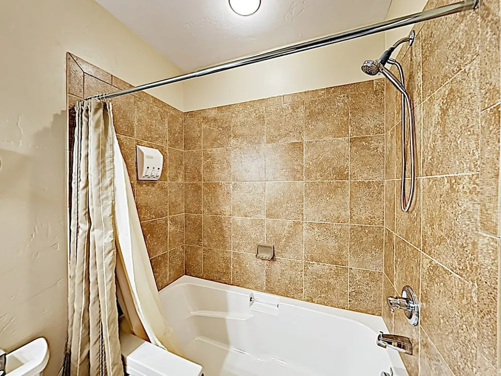 New Listing! End-unit Townhome W/ Private Hot Tub 2 Bedroom Townhouse